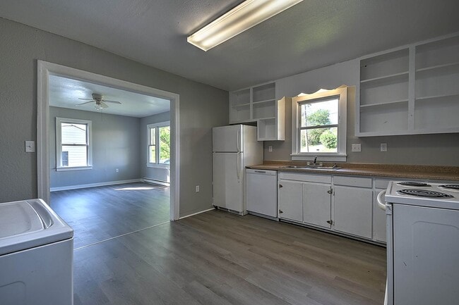 Building Photo - 304 N Hardin St