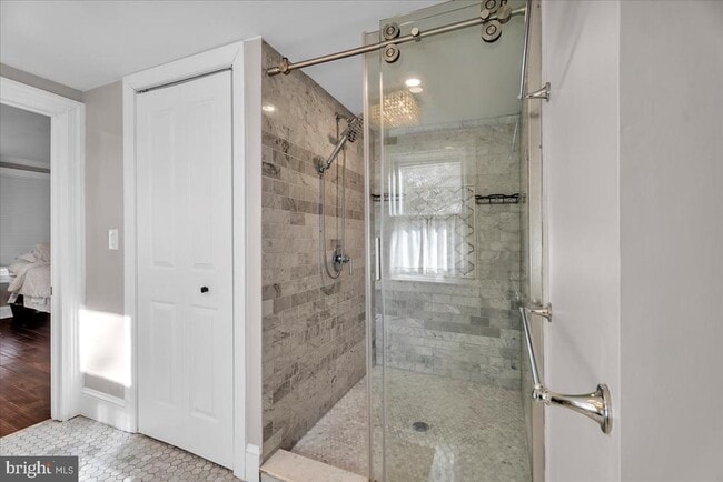 Building Photo - 406 Kings Hwy E