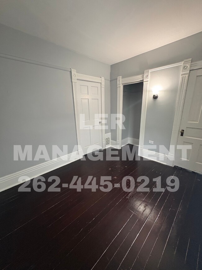 Building Photo - Spacious 3 Bedroom Upper!