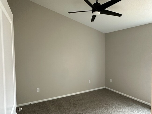 Building Photo - Newly renovated perfect 2 bedrom 2 bath to...