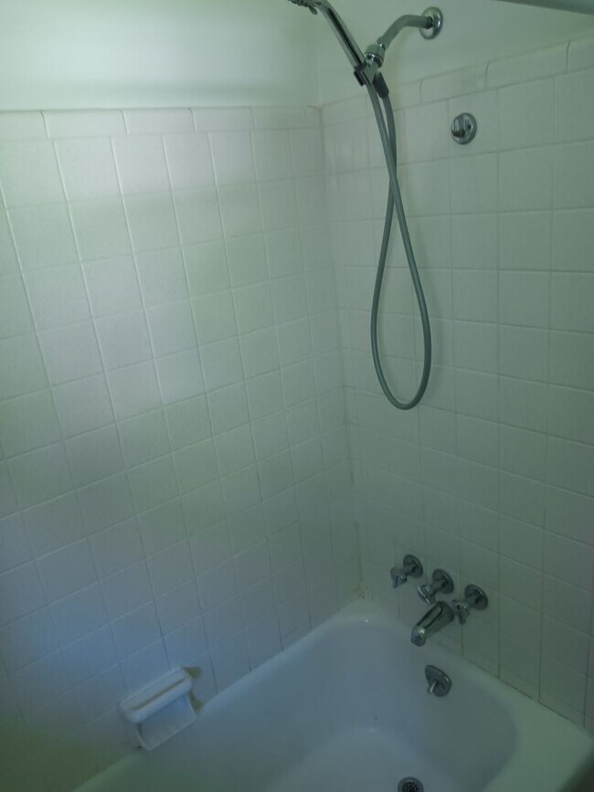 Building Photo - 3 Bedroom / 2 Bath Brick Ranch Home Kingsp...