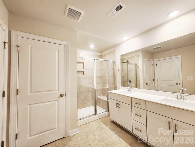 Building Photo - 701 Windage Wy