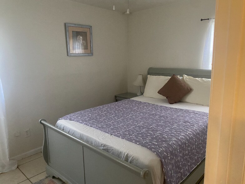 Building Photo - 2522 Stratford Dr