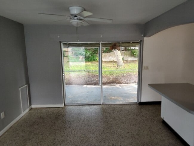 Building Photo - 2/1 Single Family in Spring Hill