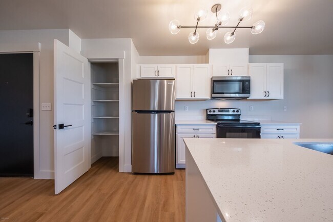 Building Photo - 2 bed 1 bath Modern Apartment - 1025 sqft