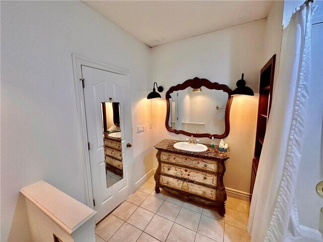 Building Photo - Prime Location 4 Bedroom 3 1/2 bath 2 garages!