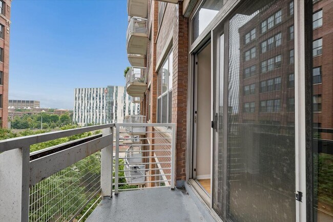 Building Photo - 933 W Van Buren St