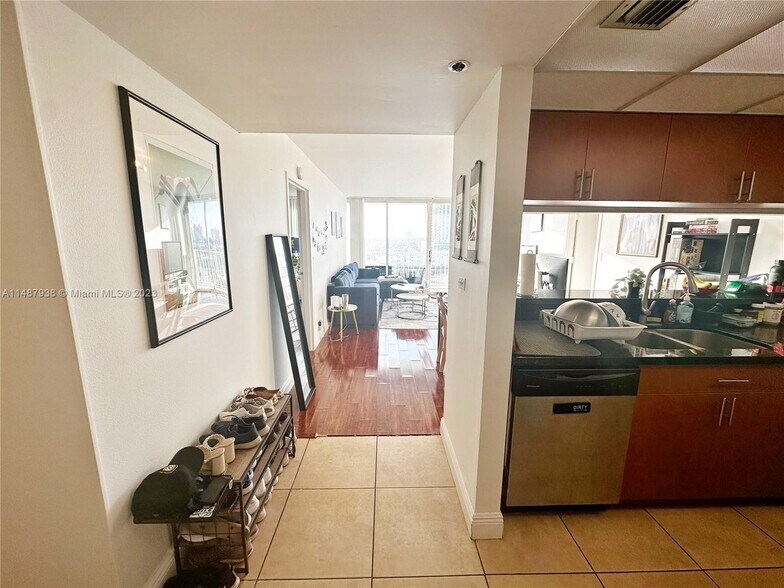 Building Photo - 7601 E Treasure Dr