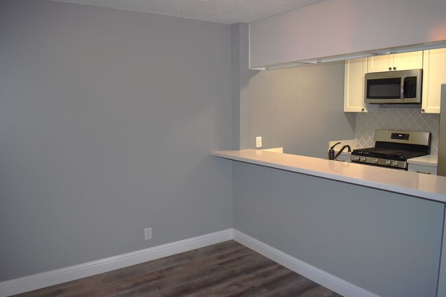 Building Photo - Updated condo unit!