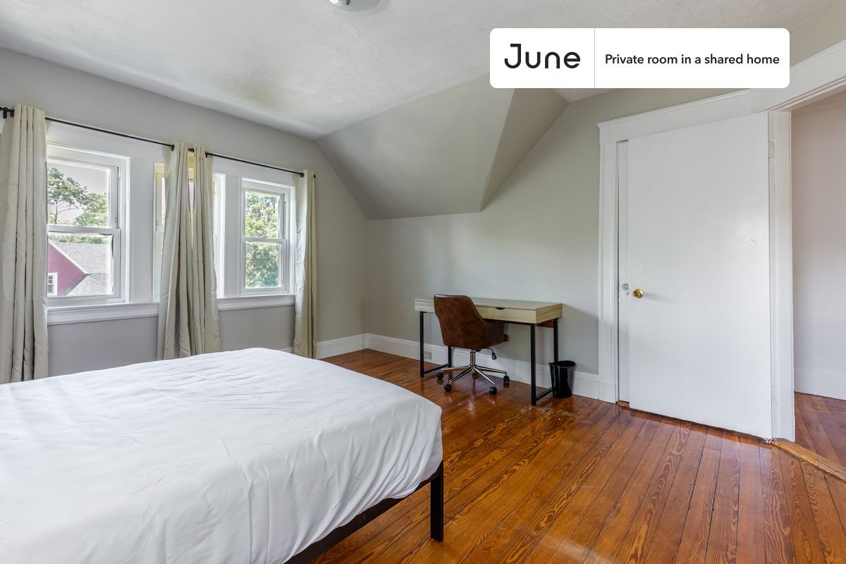 Building Photo - Private bedroom in 9 bed/2 bath Home