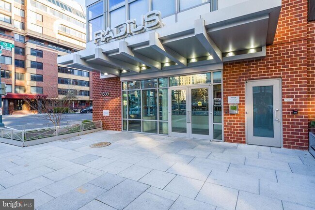 Building Photo - 1300 N St NW