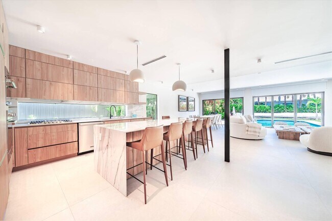 Building Photo - 7610 Bayside Ln
