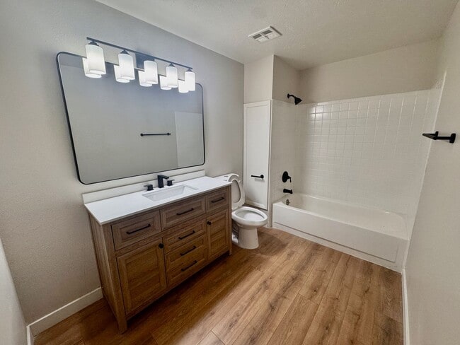 Building Photo - Beautifully Renovated Townhome in Coumbine...