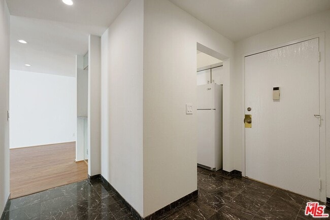 Building Photo - 906 N Doheny Dr