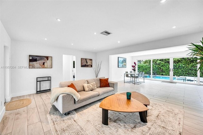 Building Photo - 1080 NE 104th St