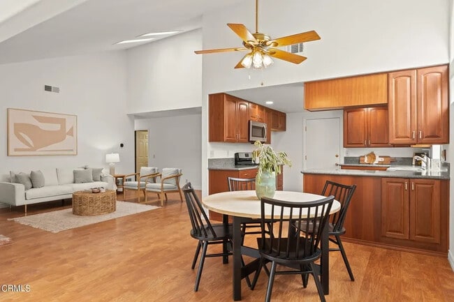 Building Photo - 2226 Sanderling St