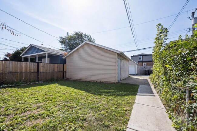 Building Photo - 4847 W Hutchinson St