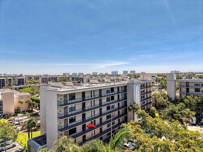 Building Photo - 17 Royal Palm Way