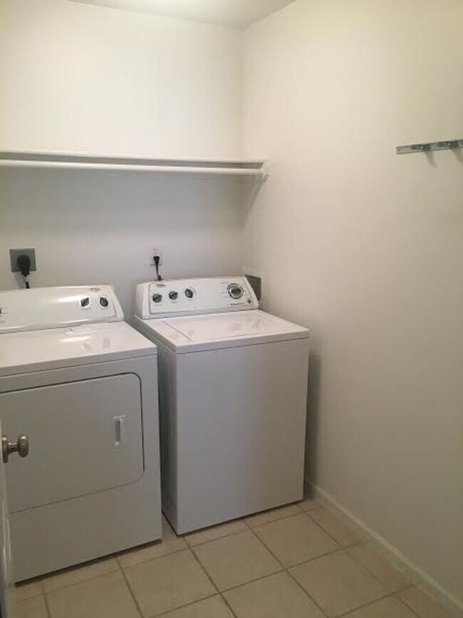 Building Photo - Perfect 3 bed 3.5 bath great school district!!