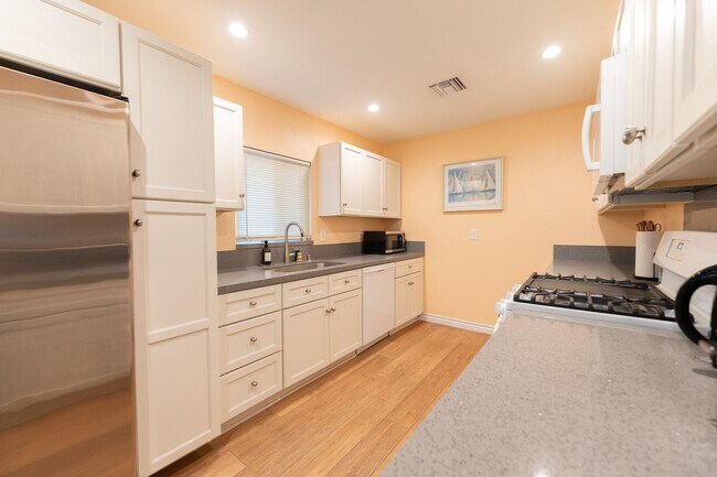Building Photo - Contemporary New home in Monrovia