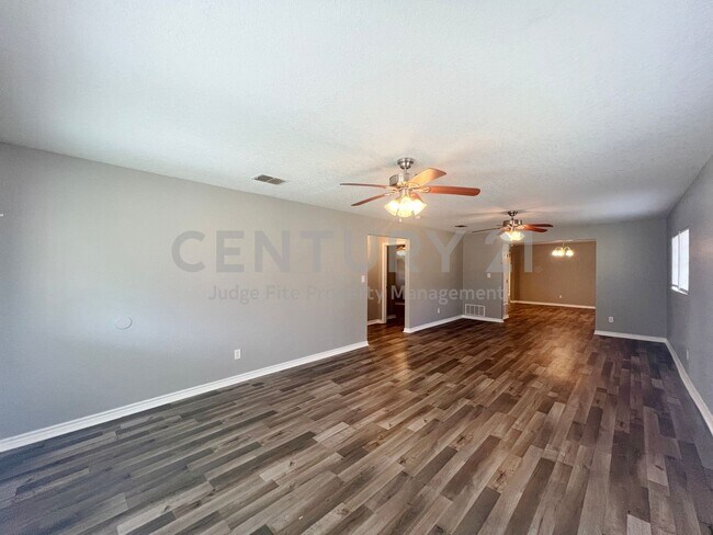 Building Photo - Beautifully Updated 3/2 Within Walking Distance to Tarleton State!