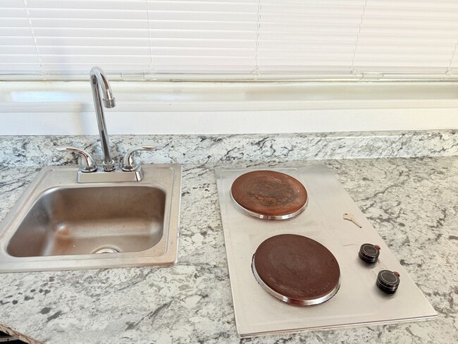 Building Photo - 401 N Lupine St