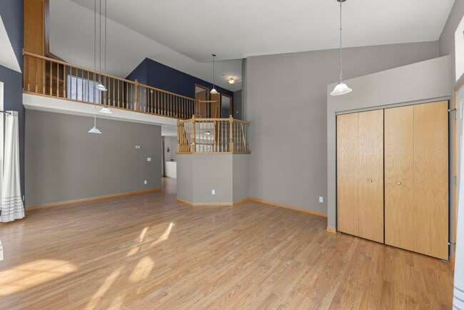 Building Photo - 14215 S Longview Ln