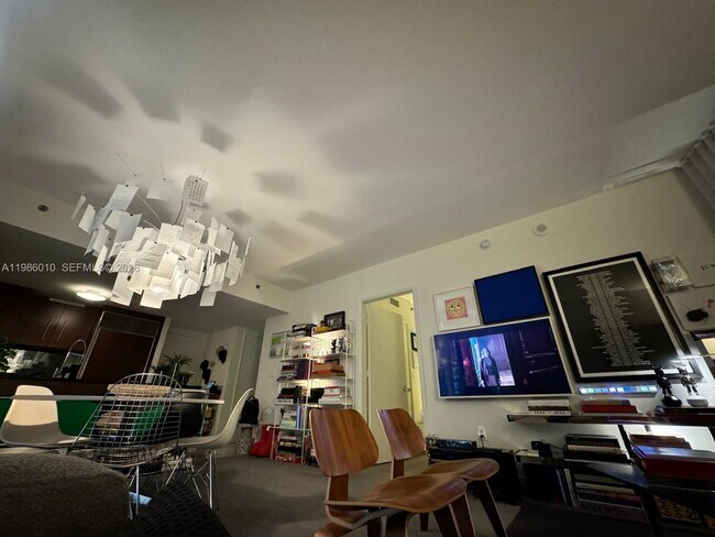 Building Photo - 475 Brickell Ave