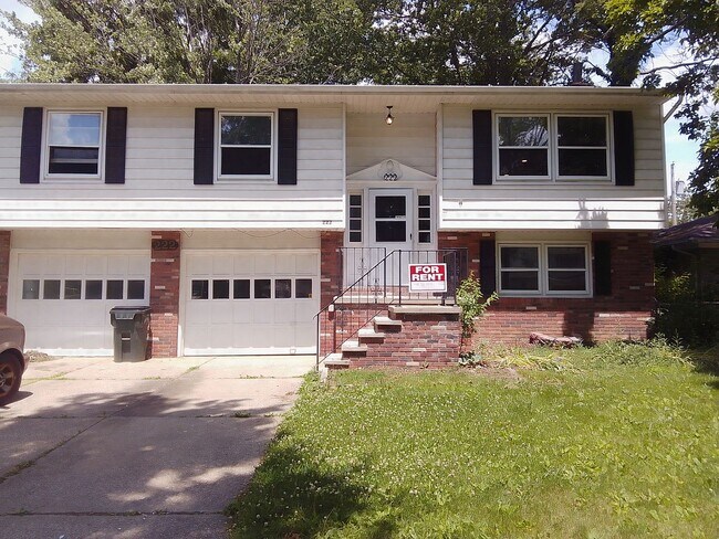 Building Photo - 3 Bedroom 2.5 Bathroom Bi-level