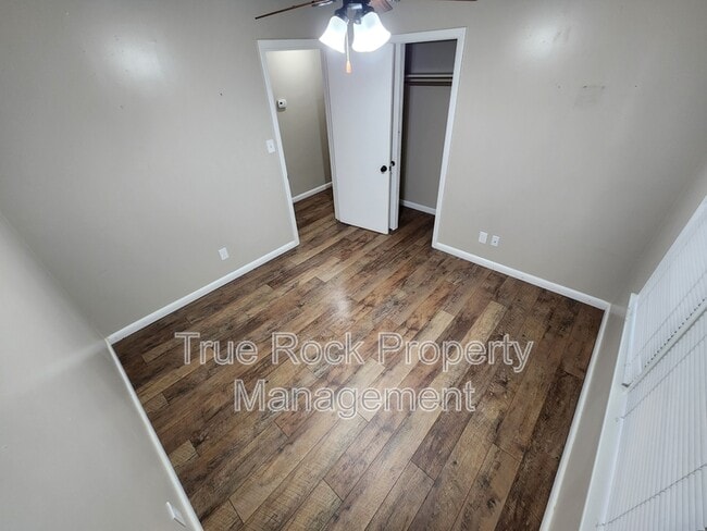 Building Photo - 1826 E 6th