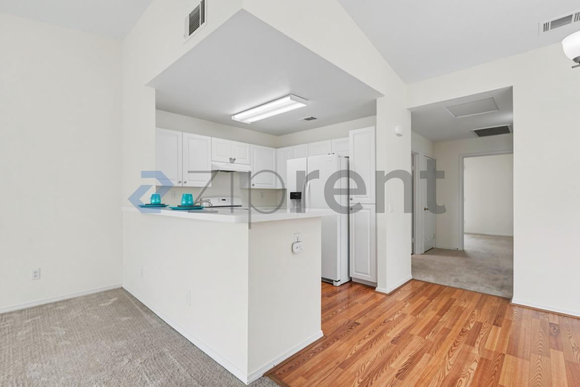 Building Photo - Unit