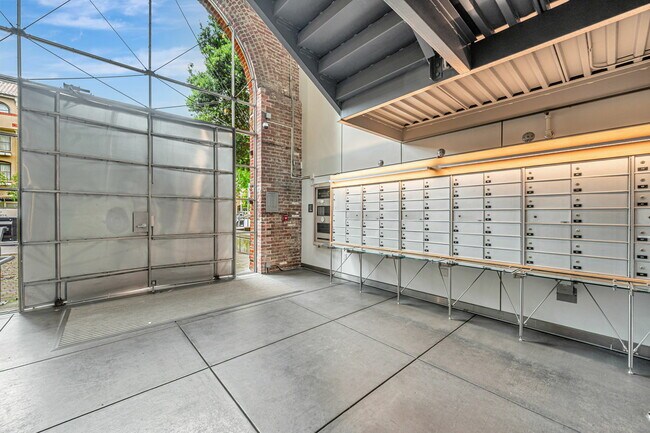 Building Photo - 650 Delancey St