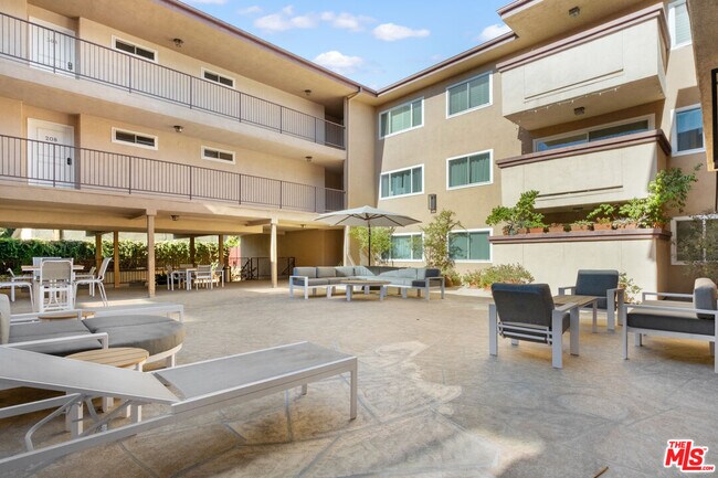 Building Photo - 1121 N Olive Dr