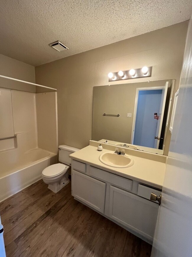 Building Photo - PREALEASING FOR APRIL! 3 bedroom with Patio Great for Entertainment!