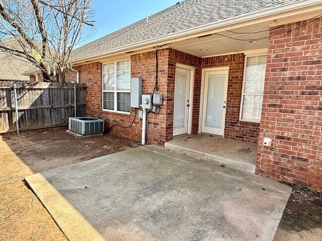 Building Photo - Cute 3 Bed Duplex In Yukon