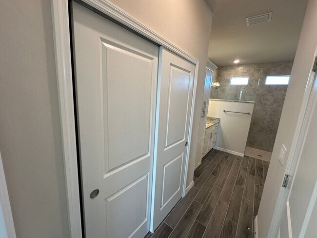 Building Photo - NW Cape Coral Home 4 Bedroom/ 2 Bath/ 3 Ca...