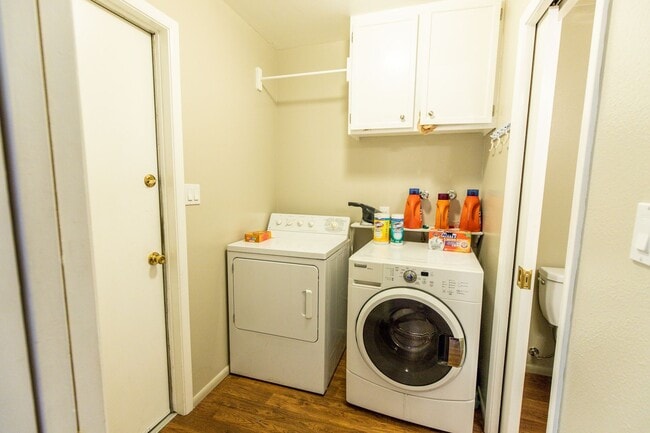 Building Photo - 6 Bedroom 3.5 Bathroom Tri-Level Home In Tempe close to ASU