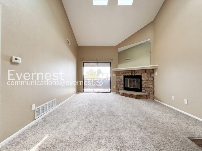 Building Photo - 12043 W Cross Dr