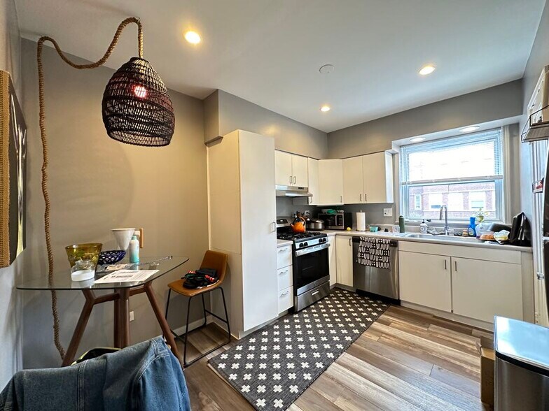 Building Photo - 5517 N Kenmore Ave