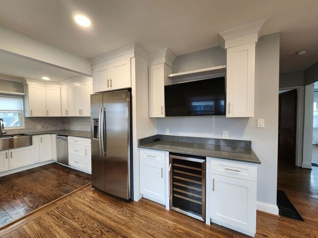 Building Photo - Beautiful and Spacious 3BR 2BA Home w/ Remodeled Kitchen • Patio & Fenced Yard in St. Matthews