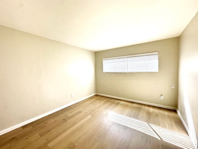 Building Photo - FOR RENT - 2 Br/1Ba 900 SF Cozy Single Sto...