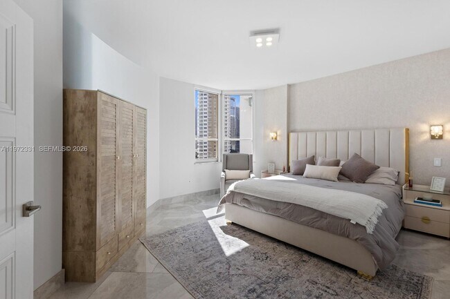 Building Photo - 888 Brickell Key Dr