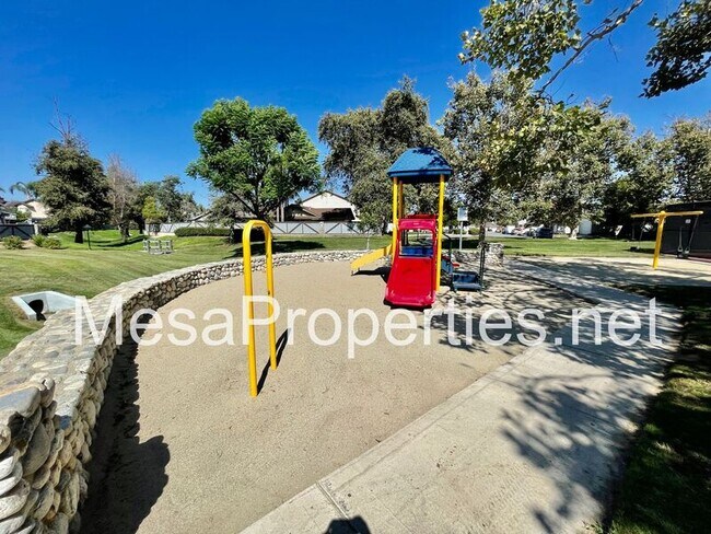 Building Photo - 3733 Country Oaks Loop
