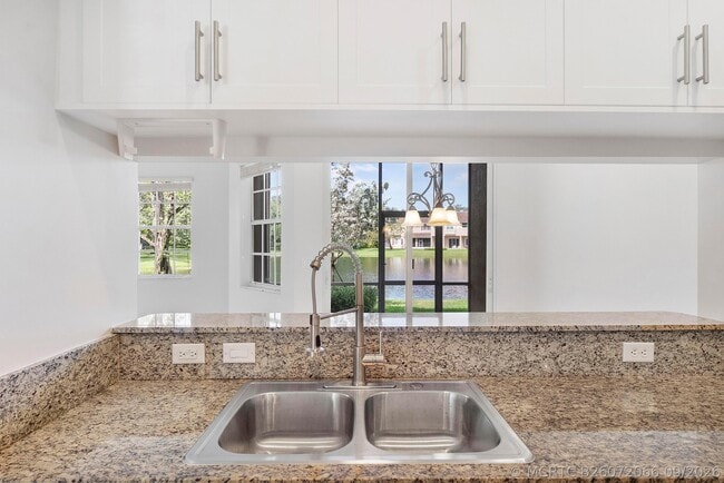 Building Photo - 3505 Lakeside Dr