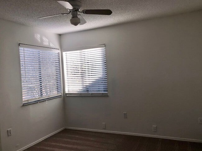 Building Photo - MOVE IN NOW! 4x3 Screened in pool home!!! ...