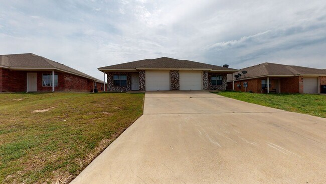 Building Photo - ALL TILE DUPLEX IN NOLANVILLE! RENT $1,295...
