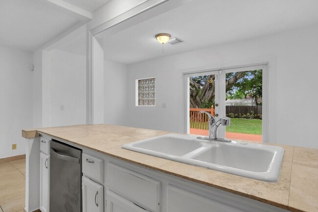 Building Photo - Beautiful home in quiet neighborhood