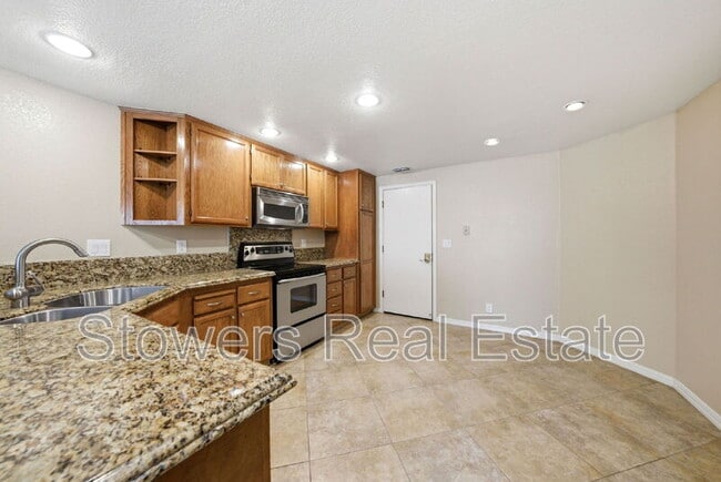 Building Photo - 350 Bellflower Dr