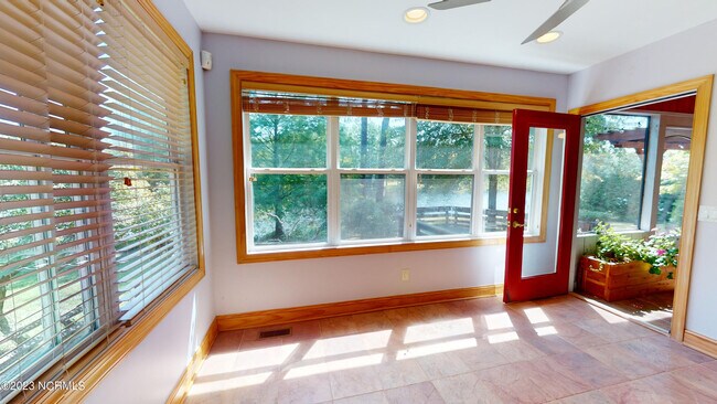 Building Photo - 245 Lakeside Dr