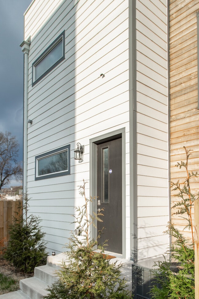 Building Photo - 1044 2nd Ave S